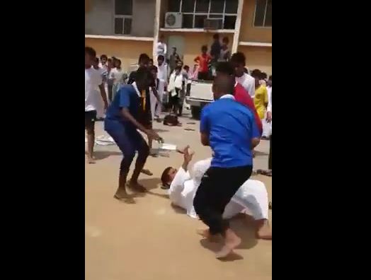 هجوم طلاب على معلم وضربة بإحدى مدارس السعودية