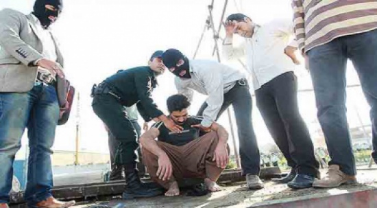 عائلة إيرانية تعفو عن قاتل ابنها عائلة إيرانية تعفو عن قاتل ابنها