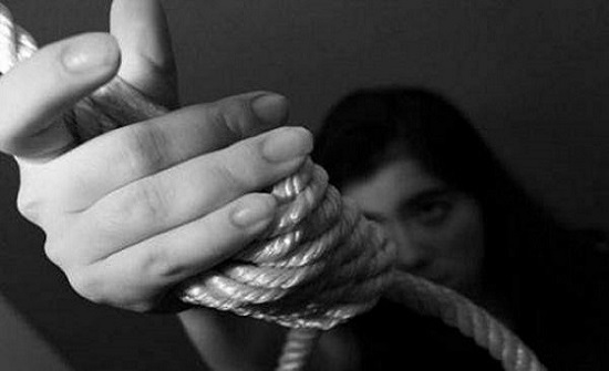 العثور على جثة صحفية مصرية  مٌعلقة بـ «المروحة» في شقتها !