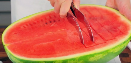 شاهد..  سكين مبتكر لقطع البطيخ إلى قطع متساوية