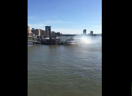 بالفيديو: اصطدام سفينة سياحية برصيف على نهر التايمز