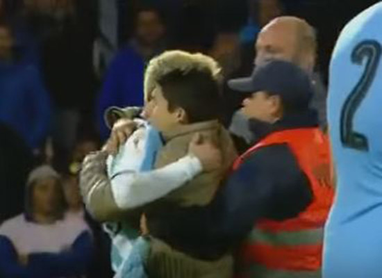 فيديو: مشجع يقتحم الملعب لإحتضان ميسي