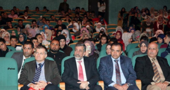 الكلالدة يؤكد اهمية غرس مفاهيم الديمقراطية في أذهان الطلبة الكلالدة يؤكد اهمية غرس مفاهيم الديمقراطية في أذهان الطلبة