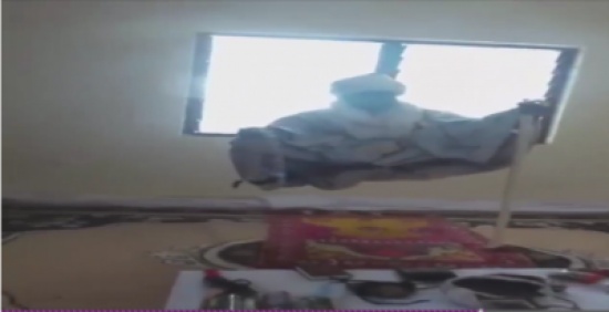 شاهد| 'مشعوذ' يطير ويرتفع داخل غرفة!