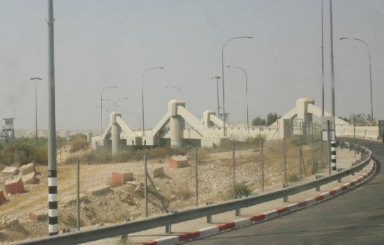 جسر الملك حسين : اغلاق تام على حركة الشحن الاربعاء وحتى الاثنين جسر الملك حسين : اغلاق تام على حركة الشحن الاربعاء وحتى الاثنين