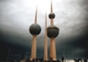 الكويت: مجهول يزيل علم الدولة من على سارية مدرسة للبنات ويضع مكانه سروالاً