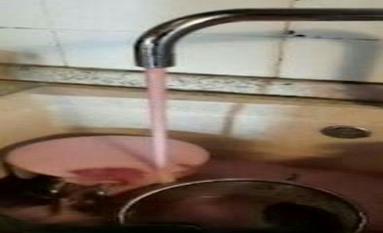 سر تدفق مياه حمراء من الصنابير