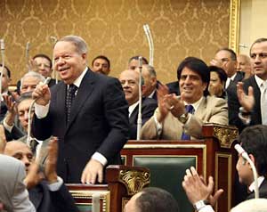 النيابة المصرية تستجوب سرور  