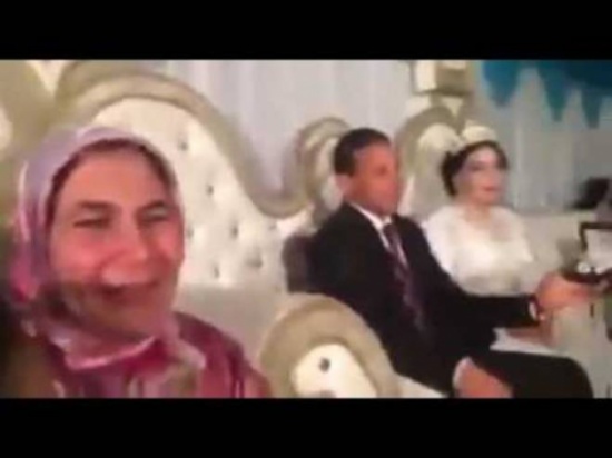 عروس تنهار بالبكاء بسبب مفاجأة غير متوقعة من اخيها في حفل زفافها عروس تنهار بالبكاء بسبب مفاجأة غير متوقعة من اخيها في حفل زفافها