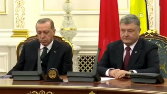 بالفيديو: النوم يغلب أردوغان خلال مؤتمر صحفي على الهواء