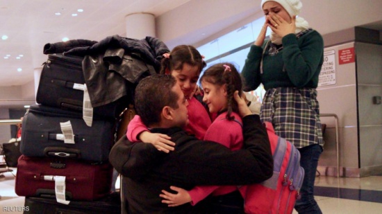 بعد عامين.. مشاهد مؤثرة للم شمل عائلة سورية بمطار أميركي