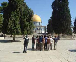 جماعات يهودية متطرفة تقتحم باحات المسجد الأقصى 