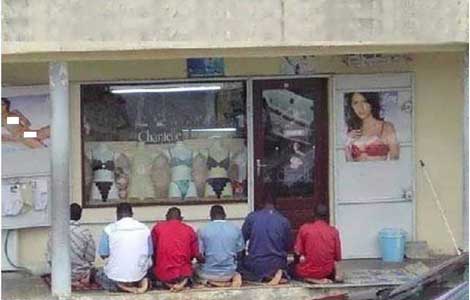 الصلاة تحت الصور العارية ( صور ) 