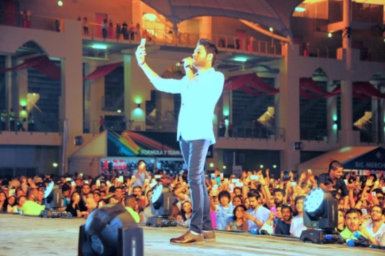 وليد الشامي أشعل جوانب حلبة "فورميلا 1" أمام 20 ألف شخص.. بالصور وليد الشامي أشعل جوانب حلبة "فورميلا 1" أمام 20 ألف شخص.. بالصور