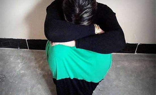 مُسن مصري يضبط زوجته في أحضان عشيقها داخل منزله .. والمتهمة: “أنا اللي جبته”!!