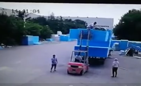 بالفيديو : لحظة تعرض عامل لحادث مروع أثناء عمله بالفيديو : لحظة تعرض عامل لحادث مروع أثناء عمله