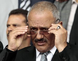 صالح قبل بالتنحي والثوار يطلبون محاكمته صالح قبل بالتنحي والثوار يطلبون محاكمته