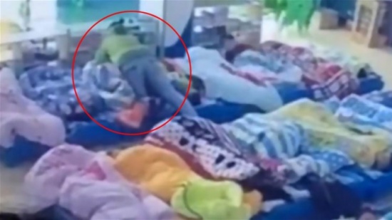 بالفيديو- معلّمة في حضانة... حاولت خنق الطفل لأنه رفض النوم!