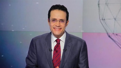 شاهد.. ضيف يضع مذيع مصري في موقف طريف على الهواء