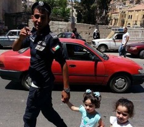 شرطي يترك عمله ليبحث عن ذوي طفلتين تائهتين في السلط شرطي يترك عمله ليبحث عن ذوي طفلتين تائهتين في السلط