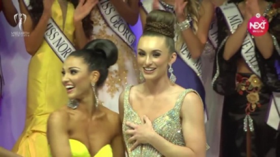 فيديو: ملكة جمال تتعرض لموقف محرج