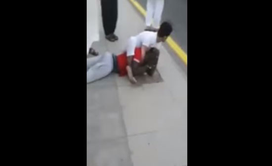 ماذا فعل شخص مع لص مسلح حاول سرقة محل ؟ (فيديو) ماذا فعل شخص مع لص مسلح حاول سرقة محل ؟ (فيديو)