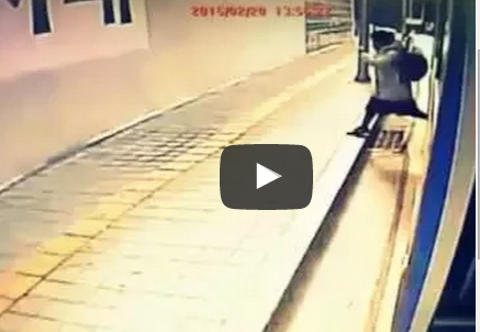 شاهد لحظة انشقاق الأرض وابتلاعها لفتاة وصديقه