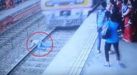 بالفيديو.. شاب يُلقي نفسه تحت قطار.. فيشطره إلى نصفين! بالفيديو.. شاب يُلقي نفسه تحت قطار.. فيشطره إلى نصفين!