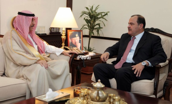 وزير الداخلية يلتقي السفير السعودي في عمان وزير الداخلية يلتقي السفير السعودي في عمان