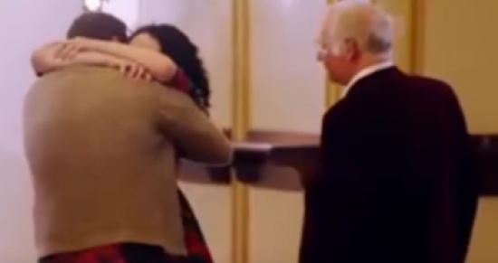 فيديو| عاملة نظافة تذهل العالم وتبكيهم!