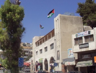 بلدية عجلون تنفذ حملة لازالة البسطات والتعديات