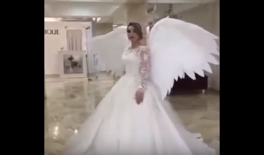 فيديو| عروس ترقص بفستان غريب في حفل زفافها!