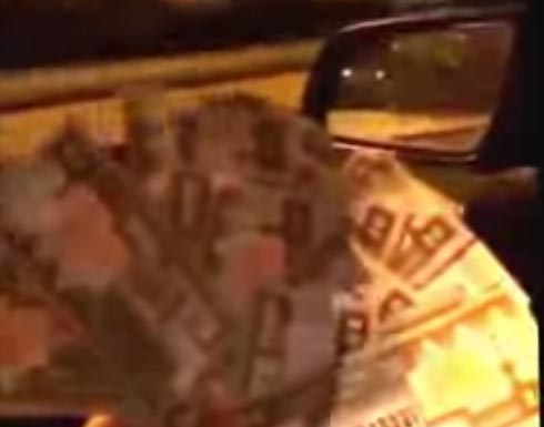 بالفيديو: كويتي يرمي النقود من نافذة سيارته بالفيديو: كويتي يرمي النقود من نافذة سيارته