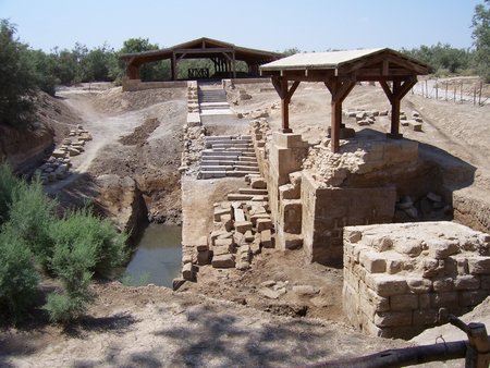 تعميد 25 طفلا عراقيا في المغطس تعميد 25 طفلا عراقيا في المغطس