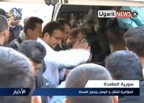شاهدوا كيف الطبيب يضرب الجريح 