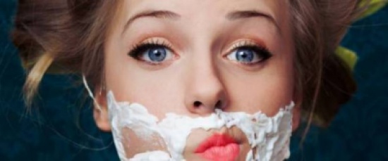 "حلاقة الوجه بالشفرة" تزيد من نضارته!.. إجراء تجميلي للنساء ستبهركِ نتائجه