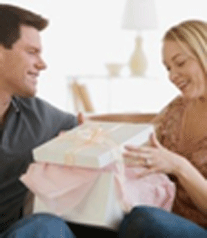 أسوأ 10 هدايا يقدمها الرجل للمرأة