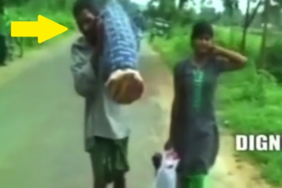 فيديو| حمل جثة زوجته على كتفه وبجانبه ابنته تبكي والسبب صادم