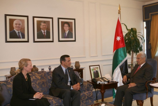 النسور : الاردن نموذج لدول المنطقة في مجال الاصلاحات وتعزيز الديمقراطية والانفتاح والحريات النسور : الاردن نموذج لدول المنطقة في مجال الاصلاحات وتعزيز الديمقراطية والانفتاح والحريات