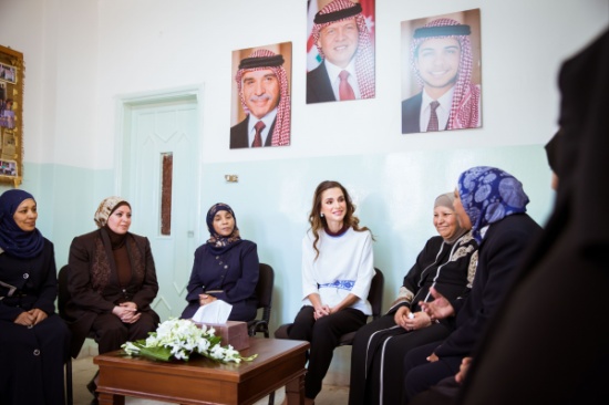 الملكة رانيا تطلع على أنشطة جمعية سيدات خريبة السوق برمضان الملكة رانيا تطلع على أنشطة جمعية سيدات خريبة السوق برمضان