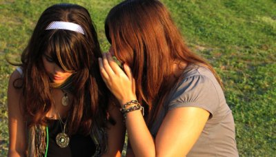 لا تكشفى أسرارك الزوجية لصديقاتكِ ! لا تكشفى أسرارك الزوجية لصديقاتكِ !