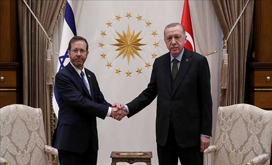 أردوغان يستقبل نظيره الإسرائيلي بمراسم رسمية أردوغان يستقبل نظيره الإسرائيلي بمراسم رسمية