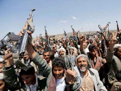 عشرات الحوثيين يتظاهرون أمام السفارة السعودية في صنعاء عشرات الحوثيين يتظاهرون أمام السفارة السعودية في صنعاء