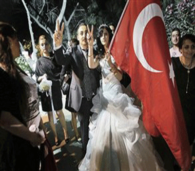 الشرطة التركية تفرق تجمعاً في «حفل زفاف».. بخراطيم المياه