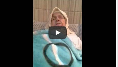 شاهد.. عجوز مغربية تنسى كل شيئ ولا تتذكر إلا القرآن فقط