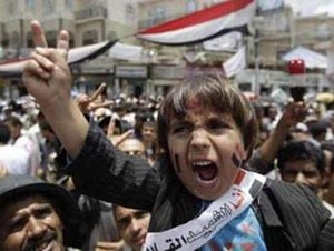 صالح يجدد تمسكه بالشرعية الدستورية وآلاف يطالبون بتنحيه فوراً صالح يجدد تمسكه بالشرعية الدستورية وآلاف يطالبون بتنحيه فوراً