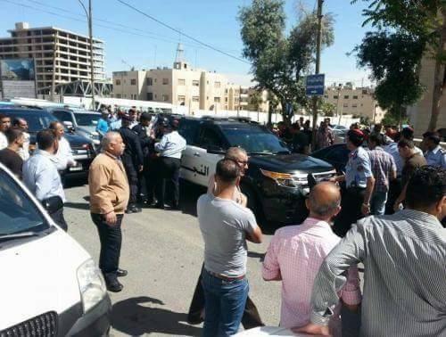 بالصور / عمان : محاولة انتحار جماعية على الداخلية .. والأمن يتدخل بالصور / عمان : محاولة انتحار جماعية على الداخلية .. والأمن يتدخل