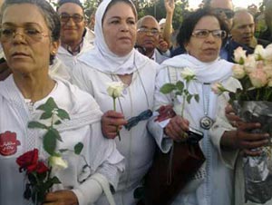 الحياة تستعيد طبيعتها في ساحة جامع الفنا بعد التفجير الإرهابي بمراكش الحياة تستعيد طبيعتها في ساحة جامع الفنا بعد التفجير الإرهابي بمراكش