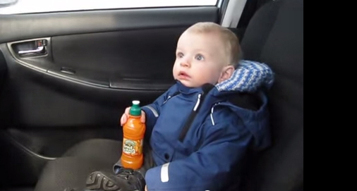 يرتعب داخل سيارة تسير في ممر الغسيل الآلي