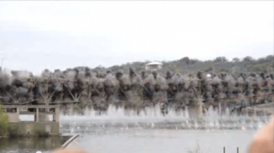 لحظة تفجير جسر